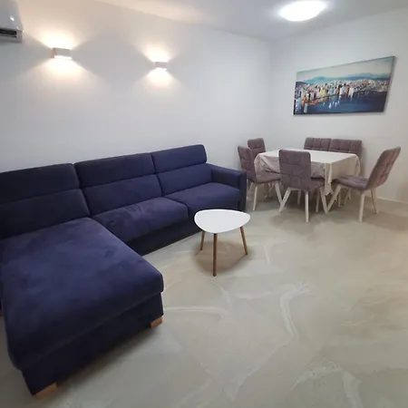 Lux Апартаменти *